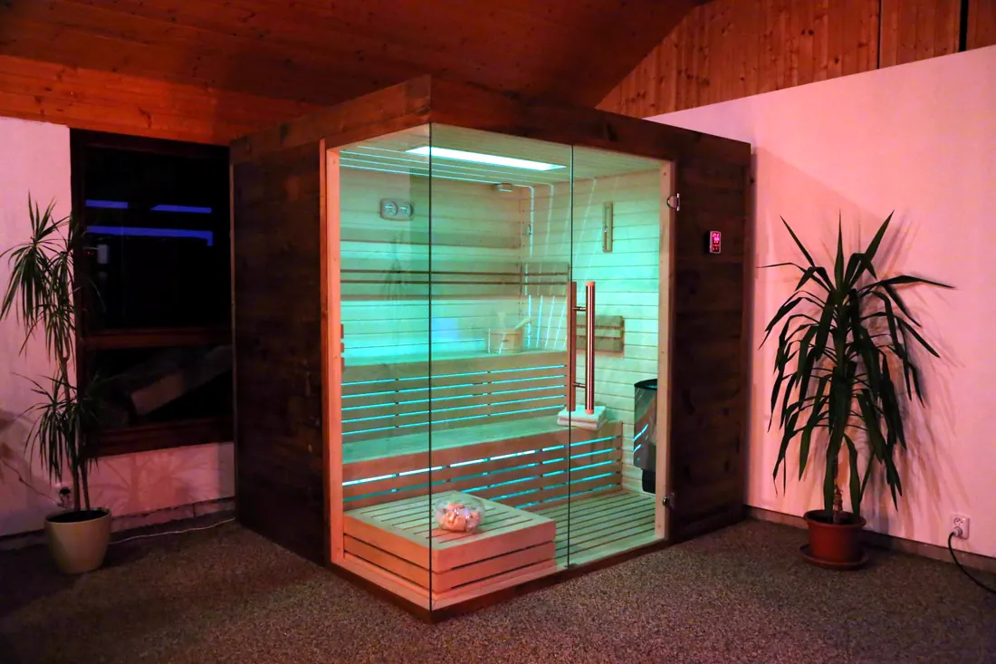 Prosklená sauna s barevným podsvícením