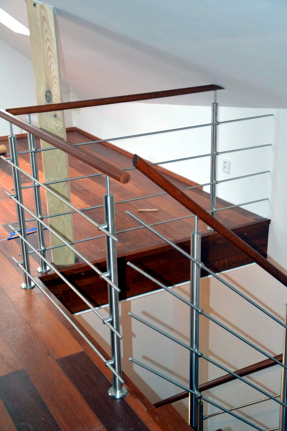 Nerezové zábradlí s dřevěným madlem